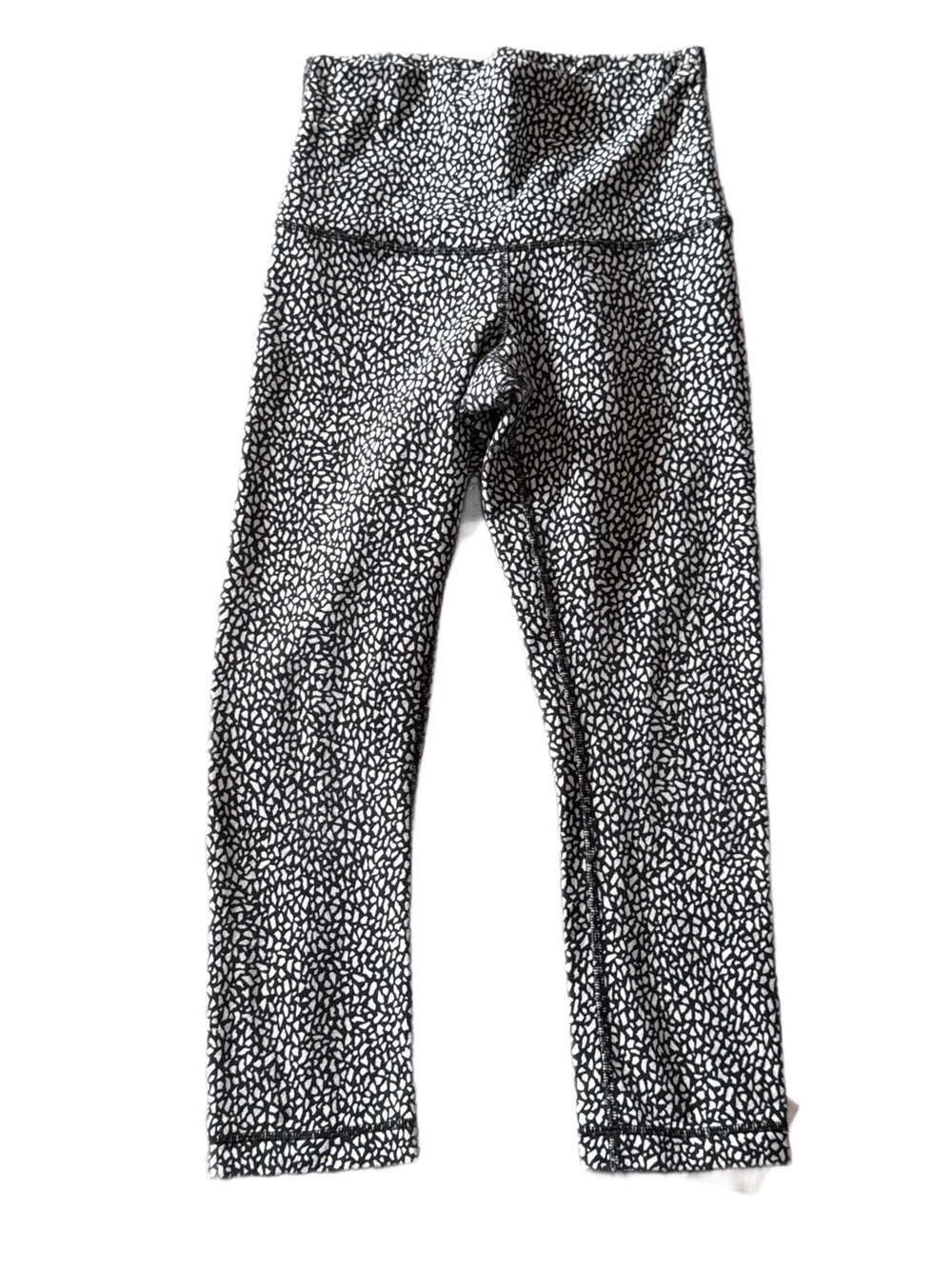 Lululemon Wunder Under Black and White Print Size 6 22” Inseam
